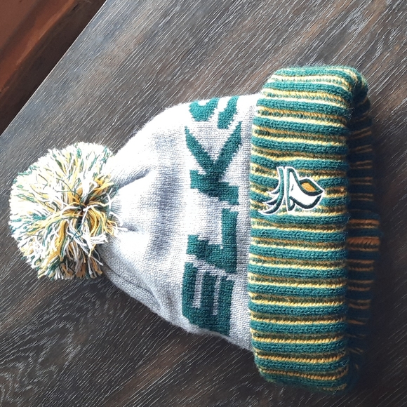 Elks logo knit pom pom winter hat. Toque. - Picture 5 of 5